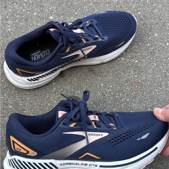Brooks Women's Navy Running Shoes - Picture 1 of 3